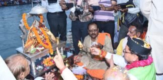 मुख्यमंत्री पुष्कर धामी शपथग्रहण के बाद पहुंचे हरिद्वार गंगा आरती में हुए शामिल साधु-संतों का लिया आशीर्वाद