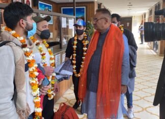 यूक्रेन से लौटे उत्तराखण्ड के छात्रों का कैबिनेट मंत्री गणेश जोशी ने दिल्ली में किया स्वागत