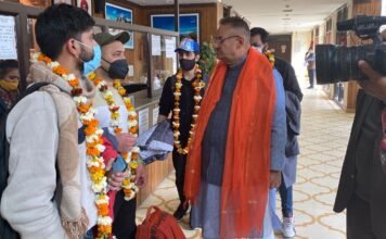 यूक्रेन से लौटे उत्तराखण्ड के छात्रों का कैबिनेट मंत्री गणेश जोशी ने दिल्ली में किया स्वागत