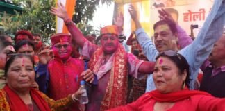कैबिनेट मंत्री गणेश जोशी के कैम्प कार्यालय में उड़े होली के रंग,कार्यकर्ताओें संग दिन भर खेली होली