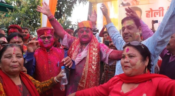 कैबिनेट मंत्री गणेश जोशी के कैम्प कार्यालय में उड़े होली के रंग,कार्यकर्ताओें संग दिन भर खेली होली