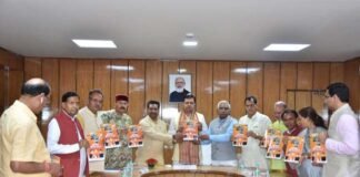 उत्तराखंड सरकार की पहली कैबिनेट में संगठन ने सीएम पुष्कर धामी को सौंपा दृष्टि पत्र