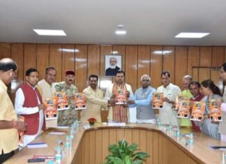 उत्तराखंड सरकार की पहली कैबिनेट में संगठन ने सीएम पुष्कर धामी को सौंपा दृष्टि पत्र