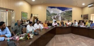 उत्तराखंड-कृषि मंत्री ने रुद्रपुर में मंडी समिति अध्यक्ष एवं सचिवों के साथ की बैठक कहा-तौर तरीके बदले अधिकारी,आपका मंत्री फ़ौजी तरीके से करता है काम