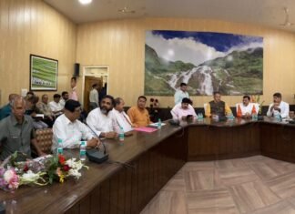 उत्तराखंड-कृषि मंत्री ने रुद्रपुर में मंडी समिति अध्यक्ष एवं सचिवों के साथ की बैठक कहा-तौर तरीके बदले अधिकारी,आपका मंत्री फ़ौजी तरीके से करता है काम