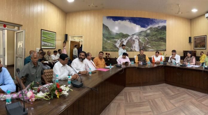 उत्तराखंड-कृषि मंत्री ने रुद्रपुर में मंडी समिति अध्यक्ष एवं सचिवों के साथ की बैठक कहा-तौर तरीके बदले अधिकारी,आपका मंत्री फ़ौजी तरीके से करता है काम