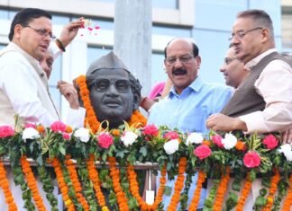 हेमवती नन्दन बहुगुणा जयंती पर सीएम पुष्कर धामी ने उनकी मूर्ति पर किया माल्यार्पण,कहा-कुशल प्रशासक,औजस्वी वक्ता और प्रखर राजनेता थे बहुगुणा
