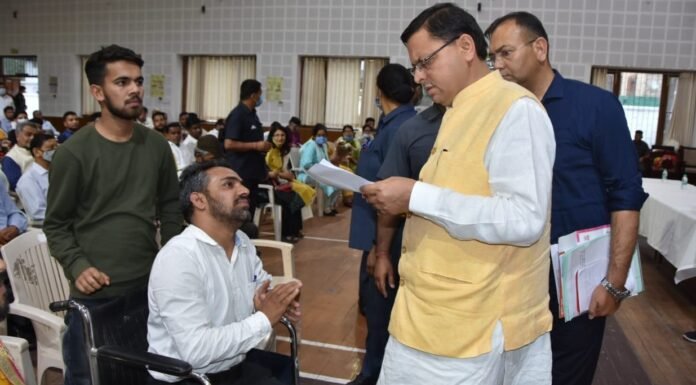 मुख्यमंत्री पुष्कर धामी ने आम जनता से मिलकर सुनी उनकी समस्याएं कहा-जनसमस्याओं का किया जायेगा त्वरित निराकरण