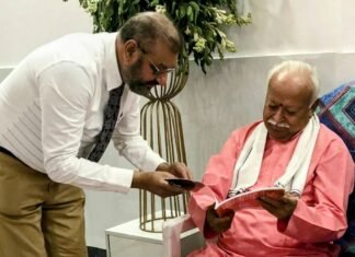 कैंसर विशेषज्ञ डॉ पुनीत गुप्ता ने अपनी पुस्तक ‘व्यावहारिक अध्यात्मिक जीव विज्ञान’ आर एस एस प्रमुख मोहन भागवत को की भेंट