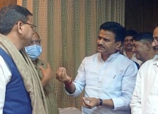 दिल्ली मयूर विहार भाजपा जिलाध्यक्ष डा.विनोद बछेती ने की सीएम पुष्कर धामी से भेंट,गढ़वाली-कुमाऊंनी बोली को संविधान की आठवीं अनुसूची में शामिल कराने का किया अनुरोध
