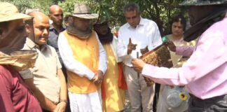 मुख्यमंत्री पुष्कर धामी ने किया शहद निष्कासन कार्यक्रम का अवलोकन,मौनपालन को पायलट प्रोजक्ट की तरह लिए जाने के दिए निर्देश