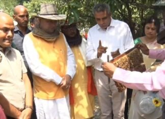 मुख्यमंत्री पुष्कर धामी ने किया शहद निष्कासन कार्यक्रम का अवलोकन,मौनपालन को पायलट प्रोजक्ट की तरह लिए जाने के दिए निर्देश