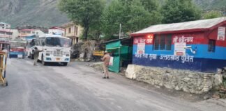 चारधाम यात्रा-तेज बारिश के चलते पत्थर गिरने से बलदोड़ा के पास बंद हुआ बद्रीनाथ राष्ट्रीय राजमार्ग खुला,यात्रियों का आवगमन शुरू