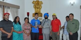 राज्यपाल लेफ्टिनेंट जनरल गुरमीत सिंह (से नि) से मिले बैटमिंटन खिलाड़ी लक्ष्य सेन,राज्यपाल ने थॉमस कप का विजेता बनने पर दी बधाई