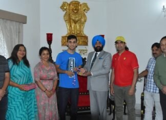 राज्यपाल लेफ्टिनेंट जनरल गुरमीत सिंह (से नि) से मिले बैटमिंटन खिलाड़ी लक्ष्य सेन,राज्यपाल ने थॉमस कप का विजेता बनने पर दी बधाई