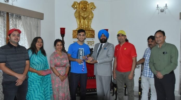 राज्यपाल लेफ्टिनेंट जनरल गुरमीत सिंह (से नि) से मिले बैटमिंटन खिलाड़ी लक्ष्य सेन,राज्यपाल ने थॉमस कप का विजेता बनने पर दी बधाई