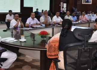 मुख्यमंत्री पुष्कर धामी ने प्रशासनिक अधिकारियों को दिए निर्देश,अंतिम पंक्ति में खड़े व्यक्ति तक जाकर उनकी समस्याओं का करें समाधान