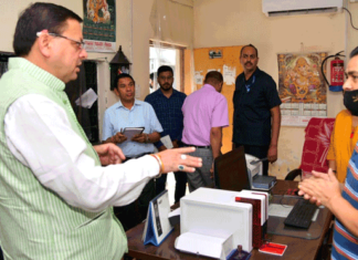 मुख्यमंत्री पुष्कर धामी ने आरटीओ कार्यालय का किया औचक निरीक्षण 80 प्रतिशत कर्मचारी मिले अनुपस्थित,आरटीओ दिनेश पठोई सस्पेंड