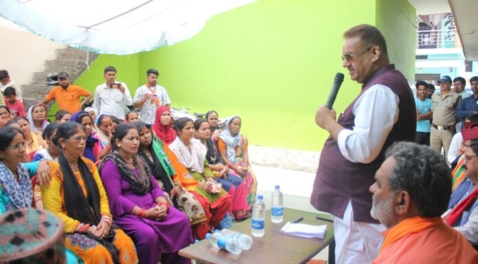 चंपावत उपचुनाव-कैबिनेट मंत्री गणेश जोशी ने बस्तिया और मनिहारगोठ में किया सभा को सम्बोधित