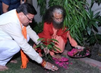 उत्तराखंड-परमार्थ निकेतन पहुंचे सीएम पुष्कर धामी,एक माह तक आयोजित होने वाली राम कथा महायज्ञ के आयोजकों को दी शुभकामना