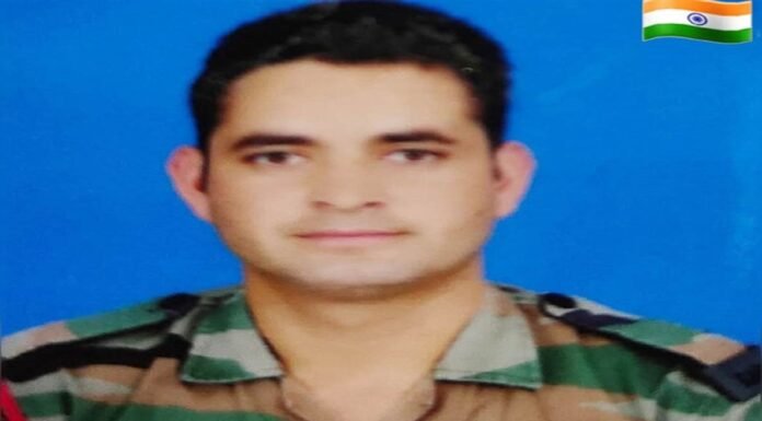 जम्मू-कश्मीर के शोपियां में शहीद हुए उत्तराखंड के लाल प्रवीण सिंह का पार्थिव शरीर पहुंचा उनके गांव पुंडोली,सैन्य सम्मान के साथ होगा अंतिम संस्कार