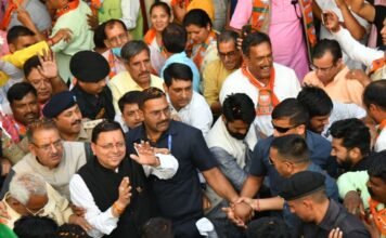 चंपावत उपचुनाव में ऐतिहासिक जीत के बाद देहरादून पहुंचे सीएम धामी,पार्टी कार्यकर्ताओं ने किया भव्य स्वागत