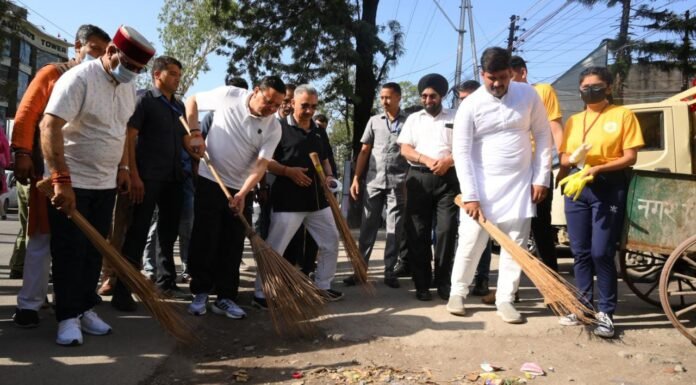 उत्तराखंड-‘क्लीन सिटी,ग्रीन सिटी,यही है मेरा ड्रीम सिटी’ थीम पर आधारित स्वच्छता कार्यक्रम में शामिल हुए सीएम धामी,छात्रों के साथ सड़क पर सफाई कर दिया स्वच्छता का संदेश