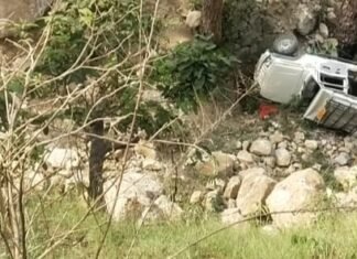 टिहरी में मैक्स गहरी खाई में गिरी 5 लोगों की मौके पर मौत 3 घायल