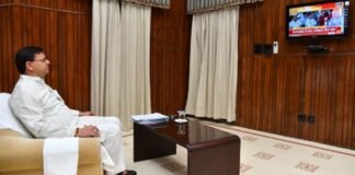 मुख्यमंत्री पुष्कर धामी ने कैम्प कार्यालय में सुना पीएम मोदी की मन की बात कार्यक्रम कहा-मन की बात कार्यक्रम हम सभी को आगे बढ़ने के लिए करता है प्रेरित