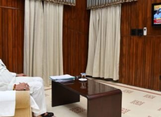 मुख्यमंत्री पुष्कर धामी ने कैम्प कार्यालय में सुना पीएम मोदी की मन की बात कार्यक्रम कहा-मन की बात कार्यक्रम हम सभी को आगे बढ़ने के लिए करता है प्रेरित