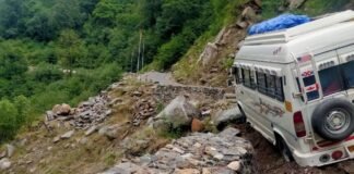 उत्तरकाशी में टला बड़ा हादसा,यमुनोत्री हाइवे पर यात्रियों से भरा टेंपो ट्रैवलर सड़क किनारे लगे वायर करैट से रुका,बची यात्रियों की जान