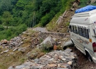 उत्तरकाशी में टला बड़ा हादसा,यमुनोत्री हाइवे पर यात्रियों से भरा टेंपो ट्रैवलर सड़क किनारे लगे वायर करैट से रुका,बची यात्रियों की जान