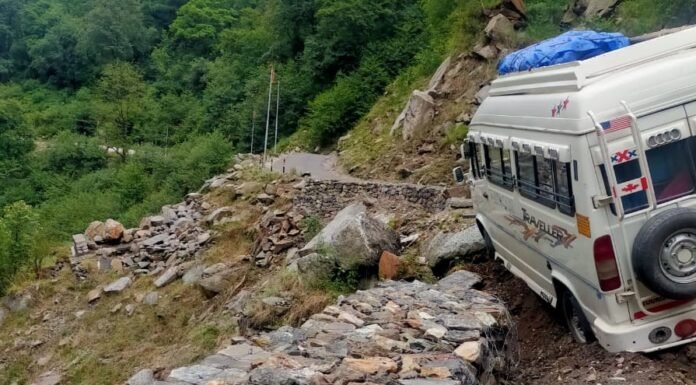 उत्तरकाशी में टला बड़ा हादसा,यमुनोत्री हाइवे पर यात्रियों से भरा टेंपो ट्रैवलर सड़क किनारे लगे वायर करैट से रुका,बची यात्रियों की जान