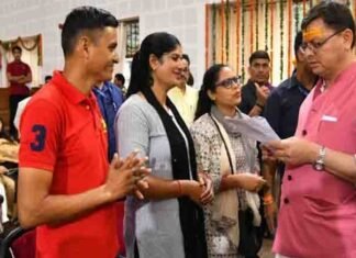 मुख्यमंत्री पुष्कर धामी ने प्रदेश के विभिन्न क्षेत्रों से आये लोगों की समस्याओं को सुना,डॉ.देवेन्द्र सिंह नेगी की पुस्तक पहाड़ी खेती-बाड़ी का भी किया विमोचन