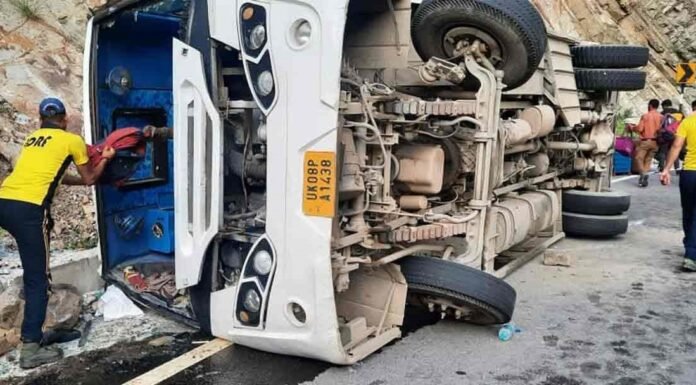 उत्तराखंड में बाल-बाल बचे महाराष्ट्र के 33 तीर्थयात्री,ऋषिकेश-बदरीनाथ राष्ट्रीय राजमार्ग पर पलटी बस 1 की मौत 20 घायल