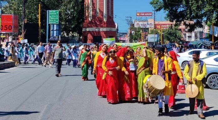 चप्पा-चप्पा हरा करेंगे,हरियाली से धरा भरेंगे के नारों के साथ देहरादून के मुख्य मार्गों से निकला हरेला मार्च