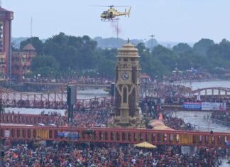 उत्तराखंडः-मुख्यमंत्री पुष्कर धामी के निर्देश पर कांवड़ यात्रियों पर हेलीकाप्टर से की गयी पुष्प वर्षा