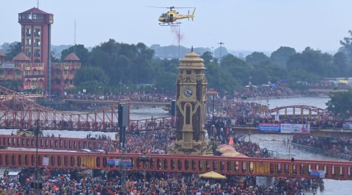 उत्तराखंडः-मुख्यमंत्री पुष्कर धामी के निर्देश पर कांवड़ यात्रियों पर हेलीकाप्टर से की गयी पुष्प वर्षा