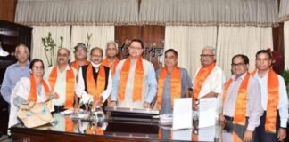 मुख्यमंत्री पुष्कर धामी से सीनियर सिटीजन वेलफेयर सोसाइटी के सदस्यों ने की भेंट