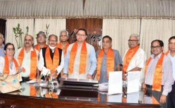 मुख्यमंत्री पुष्कर धामी से सीनियर सिटीजन वेलफेयर सोसाइटी के सदस्यों ने की भेंट