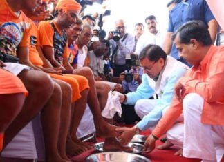 मुख्यमंत्री पुष्कर धामी ने हरिद्वार में शिवभक्तों के चरण धोकर और गंगाजली देकर किया स्वागत कहा-देवभूमि उत्तराखंड आये शिव भक्तों में दिखता है भगवान शिव का अंश