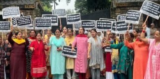 उत्तराखंड में महिलाओं को नौकरी में 30 प्रतिशत आरक्षण रोक के विरोध में प्रदेश महिला कांग्रेस ने किया सीएम आवास का घेराव