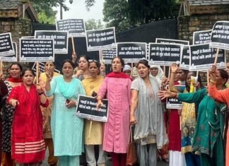 उत्तराखंड में महिलाओं को नौकरी में 30 प्रतिशत आरक्षण रोक के विरोध में प्रदेश महिला कांग्रेस ने किया सीएम आवास का घेराव