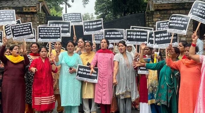 उत्तराखंड में महिलाओं को नौकरी में 30 प्रतिशत आरक्षण रोक के विरोध में प्रदेश महिला कांग्रेस ने किया सीएम आवास का घेराव