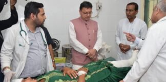 उत्तराखंड-सितारगंज सड़क हादसे में घायल हुए लोगों का हाल जानने सुशीला तिवारी अस्पताल पहुंचे सीएम धामी