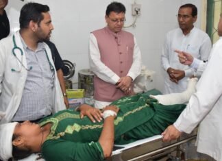 उत्तराखंड-सितारगंज सड़क हादसे में घायल हुए लोगों का हाल जानने सुशीला तिवारी अस्पताल पहुंचे सीएम धामी
