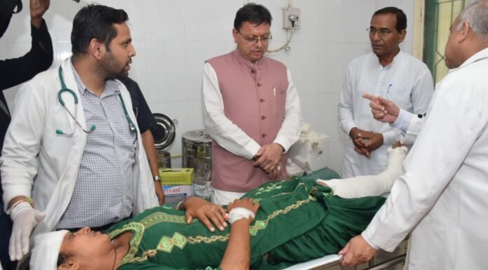 उत्तराखंड-सितारगंज सड़क हादसे में घायल हुए लोगों का हाल जानने सुशीला तिवारी अस्पताल पहुंचे सीएम धामी