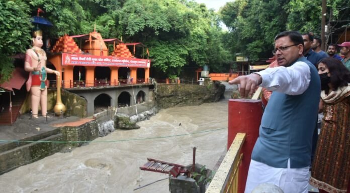 आपदा ग्रस्त क्षेत्रों के स्थलीय निरीक्षण के बाद सचिवालय स्थित आपदा प्रबन्धन कन्ट्रोल रूम में सीएम धामी ने लिया स्थिति का जायजा