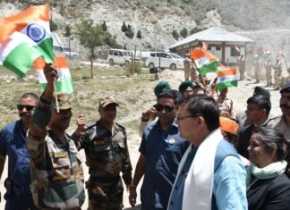मुख्यमंत्री पुष्कर धामी सीमांत गांव मलारी में भारतीय सेना,आईटीबीपी,सीमांत सड़क संगठन के जवानों एवं ग्रामीणों के साथ हर घर तिरंगा कार्यक्रम में हुए शामिल