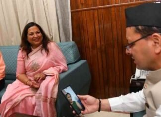 मुख्यमंत्री पुष्कर धामी से कॉमनवेल्थ गेम्स में बेडमिंटन प्रतिस्पर्धा में स्वर्ण पदक विजेता लक्ष्य सेन के पिता ने की भेंट